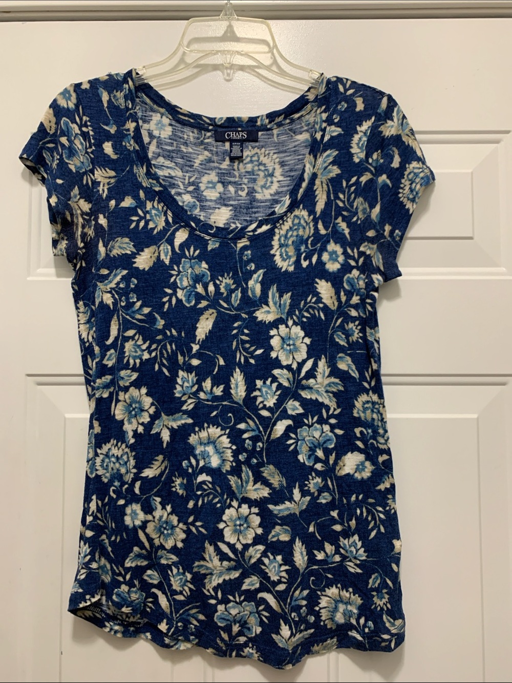 4/$10 Chaps Womenโs Navy Blue Floral Scoop Neck Tee Size Small